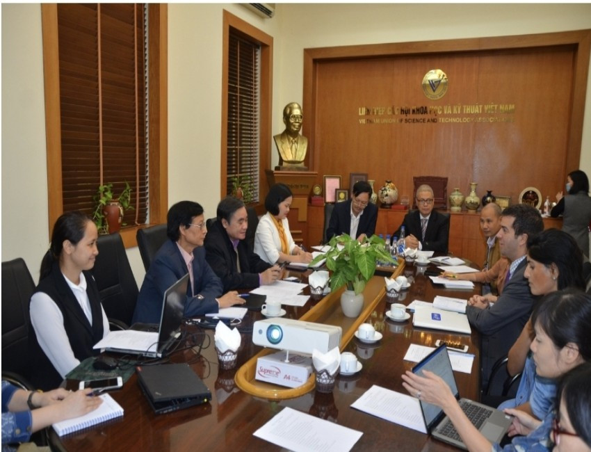 Lanh dao Lien hiep Hoi Viet Nam tiep Giam doc CDC Hoa Ky tai Viet Nam