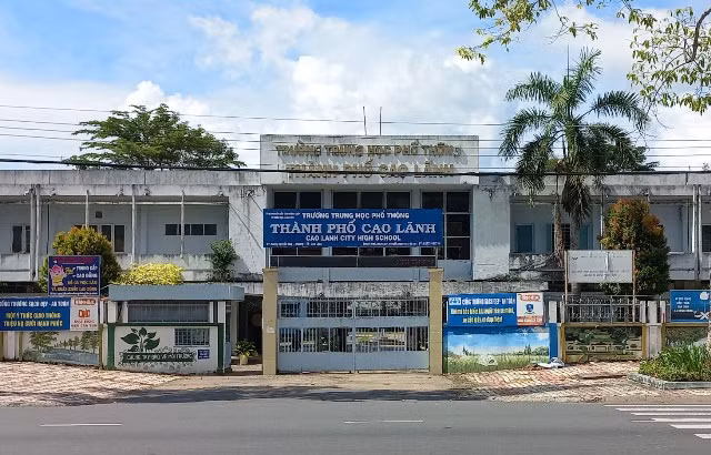 Pho hieu truong chia se clip nong… con xung giu chuc vu?