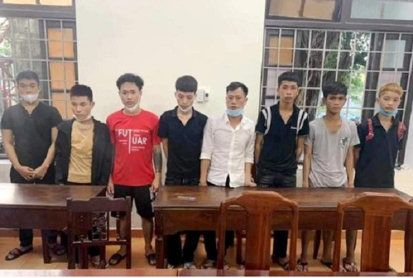  Nam thanh niên bị bắt cóc, phải chuộc 52 triệu đồng. Ngày 7/11, Công an TP Huế, tỉnh Thừa Thiên Huế đã khởi tố và bắt tạm giam 8 đối tượng để điều tra hành vi "Bắt cóc nhằm chiếm đoạt tài sản". Hồ Nhật Quốc (SN 2002, phường Hương Hồ, TP Huế) cầm đầu nhóm đối tượng, thực hiện hành vi bắt cóc anh Trần Văn A.K. (SN 2000, trú tại TP Đông Hà, tỉnh Quảng Trị) với mục đích chiếm đoạt tài sản. Theo đơn tố giác, sau khi bắt cóc, đánh đập anh K., nhóm thanh niên này buộc người nhà nạn nhân phải giao nộp 52 triệu đồng. Người nhà nạn nhân đã thực hiện theo yêu cầu và chúng đã thả anh K.