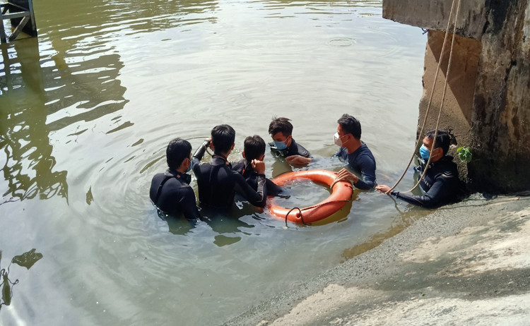  Tìm thấy thi thể nam thanh niên nhảy cầu tại TP Hồ Chí Minh: Khoảng 10h sáng 28/11, lực lượng cứu nạn, cứu hộ Phòng Cảnh sát PCCC&amp;CNCH Công an TP Hồ Chí Minh đã tìm được thi thể anh N.V.N.C (SN 1990, ngụ tại huyện Hóc Môn), người nhảy cầu Công Lý tự tử. Trước đó, khoảng 8h15 cùng ngày, nam thanh niên bất ngờ bỏ lại xe máy, đôi dép và ví tiền trên cầu Công Lý, rồi nhảy xuống kênh tự tử.