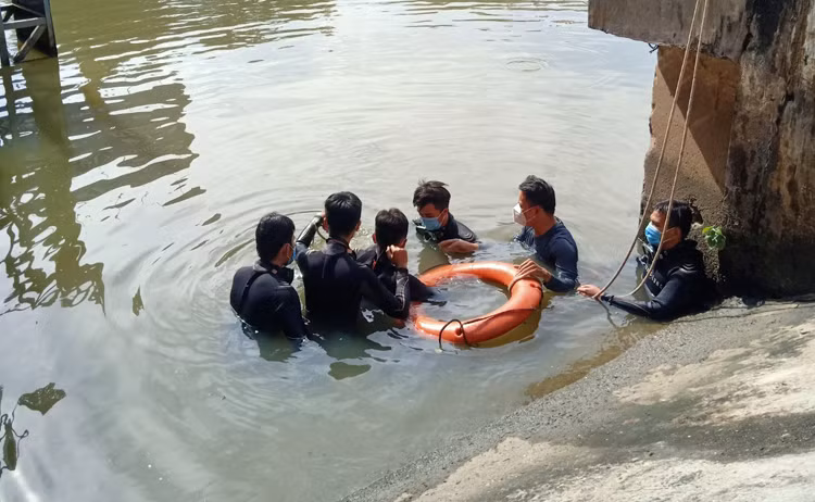  Tìm thấy thi thể nam thanh niên nhảy cầu tại TP Hồ Chí Minh: Khoảng 10h sáng 28/11, lực lượng cứu nạn, cứu hộ Phòng Cảnh sát PCCC&amp;CNCH Công an TP Hồ Chí Minh đã tìm được thi thể anh N.V.N.C (SN 1990, ngụ tại huyện Hóc Môn), người nhảy cầu Công Lý tự tử. Trước đó, khoảng 8h15 cùng ngày, nam thanh niên bất ngờ bỏ lại xe máy, đôi dép và ví tiền trên cầu Công Lý, rồi nhảy xuống kênh tự tử.
