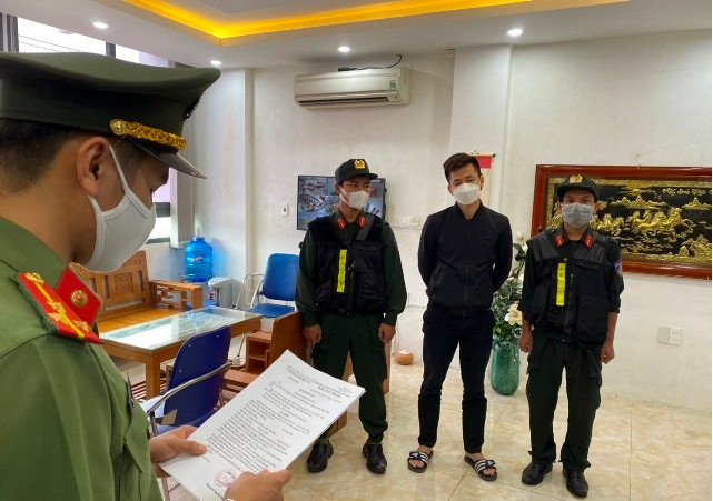 Tham o o san bay Phu Bai: Bat hai giam doc taxi Vang va Thanh Cong