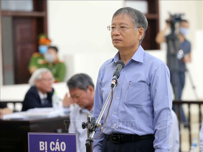  Buộc bồi thường 29 tỷ đồng, cựu Giám đốc Sở Xây dựng Đà Nẵng than “lấy tiền đâu để trả”: Tại phiên xét xử phúc thẩm vụ án thâu tóm nhà, đất công sản tại Đà Nẵng ngày 5/5/2020, bị cáo Nguyễn Ngọc Tuấn, nguyên Giám đốc Sở Xây dựng Đà Nẵng cho rằng bản án sơ thẩm tuyên buộc bồi thường 29 tỷ là không thỏa đáng. Vựu Giám đốc Sở Xây dựng xuất trình chứng cứ mới là bồi thường 2,18 tỷ đồng. Giải trình về việc khắc phục số tiền trên, bị cáo cho rằng bản thân không có lợi ích, không tham nhũng, “lấy tiền đâu để trả số tiền quá lớn như vậy”. (Ảnh: TTXVN). 