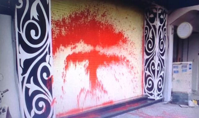  Bị khởi tố hủy hoại tài sản do hắt sơn đòi nợ thuê: Ngày 20/11, Công an quận Hà Đông (Hà Nội) cho biết đã khởi tố bị can Đỗ Chí Hiếu (39 tuổi) và Quách Nam Anh (26 tuổi) để điều tra về hành vi "Huỷ hoại tài sản". Hiếu được một người đàn ông ở quận Thanh Xuân thuê đòi nợ giúp 700 triệu. Đối tượng này mua 5 hộp sơn và nhờ Nam Anh chở vào Hà Đông để hắt sơn vào quán cà phê gia đình "con nợ". Hành vi này tái diễn vào tối 13/11 và gia đình “con nợ” đã trình báo cơ quan công an. (Ảnh minh họa).