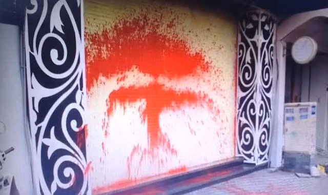  Bị khởi tố hủy hoại tài sản do hắt sơn đòi nợ thuê: Ngày 20/11, Công an quận Hà Đông (Hà Nội) cho biết đã khởi tố bị can Đỗ Chí Hiếu (39 tuổi) và Quách Nam Anh (26 tuổi) để điều tra về hành vi "Huỷ hoại tài sản". Hiếu được một người đàn ông ở quận Thanh Xuân thuê đòi nợ giúp 700 triệu. Đối tượng này mua 5 hộp sơn và nhờ Nam Anh chở vào Hà Đông để hắt sơn vào quán cà phê gia đình "con nợ". Hành vi này tái diễn vào tối 13/11 và gia đình “con nợ” đã trình báo cơ quan công an. (Ảnh minh họa).