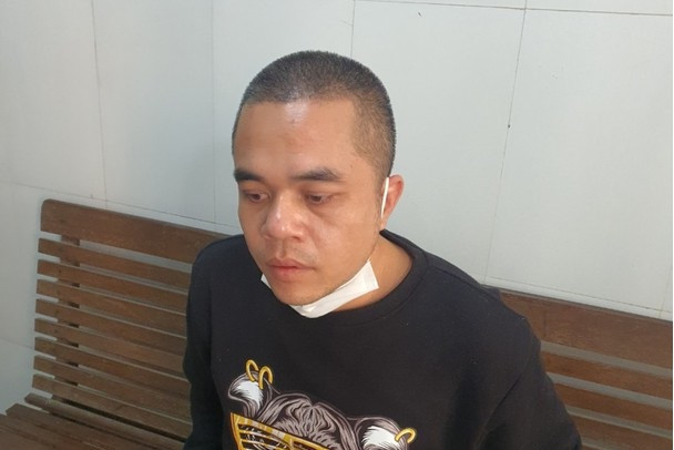  Mâu thuẫn chuyện tình cảm, nổ súng bắn giám đốc công ty BĐS: Công an tỉnh Nghệ An vừa bắt giữ Đậu Đức Thuận (SN 1984, trú tại phường Hưng Bình, TP Vinh). Thuận đã có hành vi sử dụng súng bắn một giám đốc công ty bất động sản tại quán cà phê số 1, đường Đinh Công Tráng, phường Quang Trung, TP Vinh vào sáng 20/11. Nguyên nhân ban đầu do mâu thuẫn trong chuyện tình cảm nên Đậu Đức Thuận đã gây ra hành vi phạm tội nêu trên.