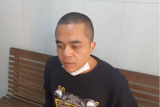  Mâu thuẫn chuyện tình cảm, nổ súng bắn giám đốc công ty BĐS: Công an tỉnh Nghệ An vừa bắt giữ Đậu Đức Thuận (SN 1984, trú tại phường Hưng Bình, TP Vinh). Thuận đã có hành vi sử dụng súng bắn một giám đốc công ty bất động sản tại quán cà phê số 1, đường Đinh Công Tráng, phường Quang Trung, TP Vinh vào sáng 20/11. Nguyên nhân ban đầu do mâu thuẫn trong chuyện tình cảm nên Đậu Đức Thuận đã gây ra hành vi phạm tội nêu trên.