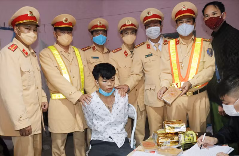 Tin nong ngay 20/11: Hai co gai tre giua dem bi hanh hung o Ha Noi-Hinh-3