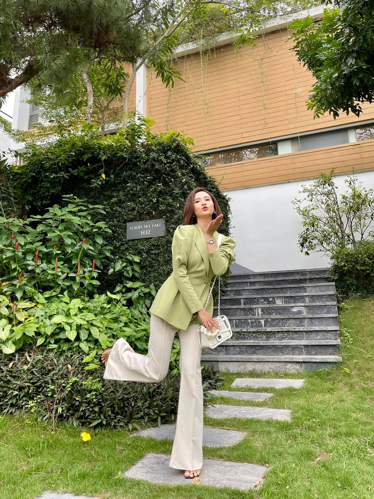 Vẻ nóng bỏng 'gái một con' Huyền Lizzie Thương ngày nắng về - Hình 2 Ve nong bong 'gai mot con' Huyen Lizzie Thuong ngay nang ve-Hinh-2