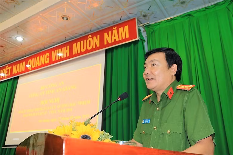 “Trên cương vị mới, đồng chí Lâm Thành Sol cần tiếp tục phát huy những kiến thức, kinh nghiệm và truyền thống tốt đẹp của lực lượng Công an nhân dân, nhanh chóng tiếp cận công việc, cùng Đảng ủy, Ban Giám đốc Công an tỉnh Sóc Trăng phát huy vai trò lãnh đạo, chỉ đạo trên các mặt công tác Công an, góp phần đảm bảo an ninh chính trị, trật tự an toàn xã hội; phòng, chống dịch bệnh COVID-19; phục vụ sự nghiệp phát triển kinh tế - xã hội của địa phương…”, Thứ trưởng Lương Tam Quang nhấn mạnh. 