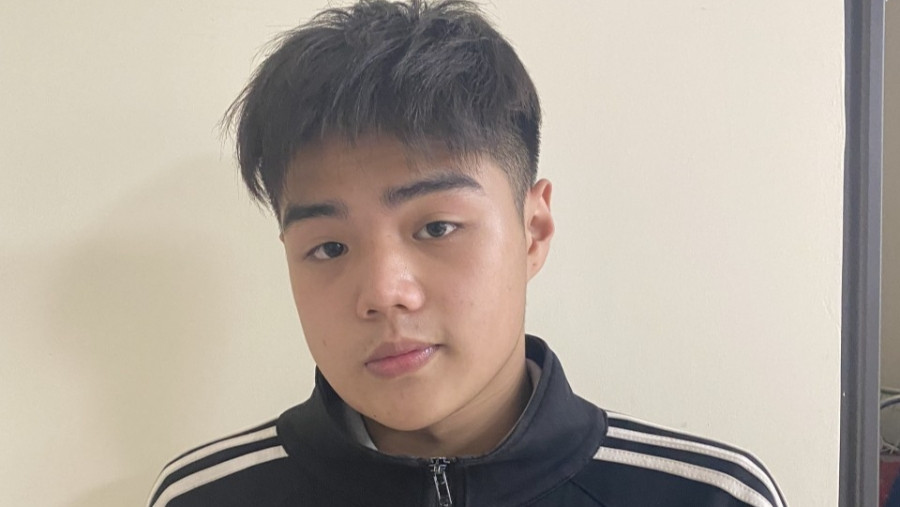 Tam giu nam thanh nien cam dao chem xe canh sat, doi “tha nguoi”