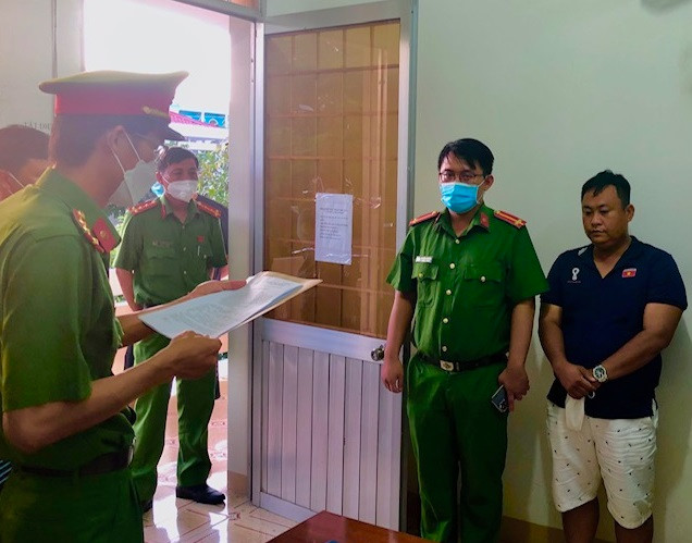 Can bo phuong xui dan dua hoi lo canh sat de lam ngo xay nha trai phep