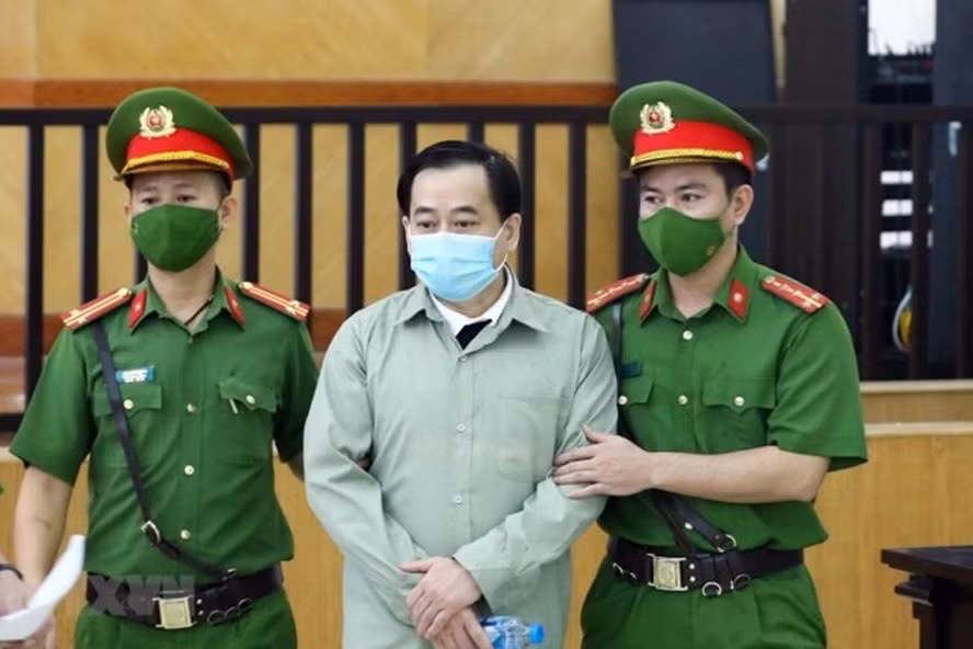 Dinh hang loat sai pham, Vu “nhom” da linh bao nam tu?