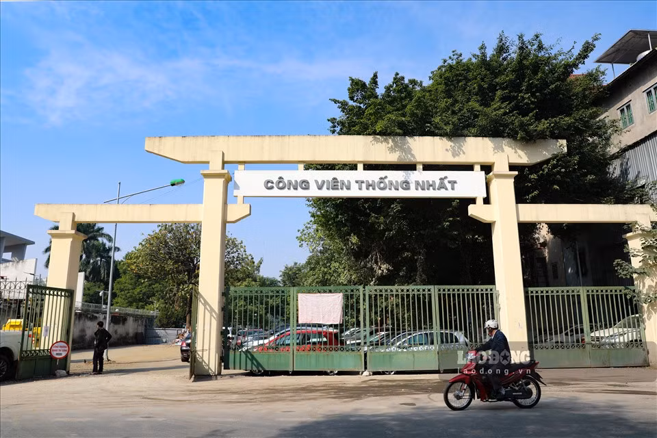 Cổng Nguyễn Đình Chiểu là khu vực duy nhất không chăng dây và lực lượng công nhân tiến hành xây dựng công trình. Tính hết ngày 29/11, cộng dồn số mắc tại Hà Nội trong đợt dịch 4 (từ ngày 27/4/2021): 9.669 ca trong đó số mắc ghi nhận ngoài cộng đồng 3.743 ca, số mắc là đối tượng đã được cách ly 5.926 ca.