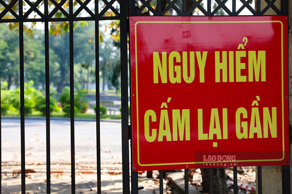 Theo ghi nhận, tại tất cả cổng trên đường Nguyễn Du, Lê Duẩn, Đại Cổ Việt, Nguyễn Đình Chiểu... đều được căng dây, đặt biển cảnh báo.