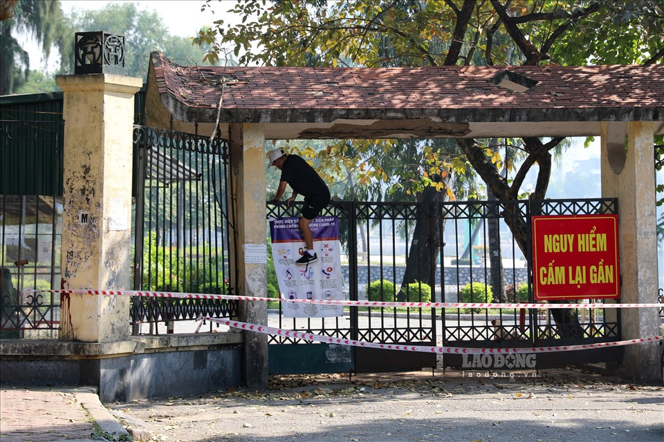 Người đàn ông cố tình trèo cổng vào công viên để tập thể dục, bất chấp lệnh phong toả. Ảnh chụp ngày 29/11.