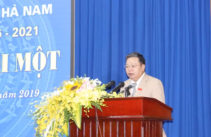 Ông Nguyễn Xuân Đông sinh năm 1961, quê Hà Nam, ông giữ chức Chủ tịch UBND tỉnh Hà Nam nhiệm kỳ 2016-2021. Trước đó, ông từng giữ chức Phó Chủ tịch UBND tỉnh Hà Nam, Giám đốc Sở Nông nghiệp và Phát triển nông thôn Hà Nam; Bí thư Huyện ủy Bình Lục. 