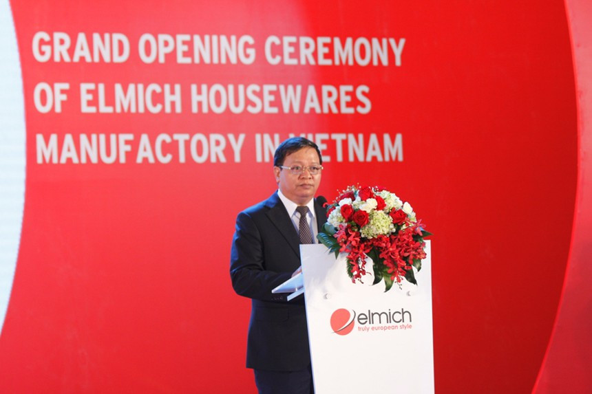 Ông Đông chịu trách nhiệm cá nhân về vi phạm nguyên tắc tập trung dân chủ, Quy chế làm việc khi thực hiện nhiều dự án khai thác khoáng sản nhưng không chỉ đạo tổ chức họp bàn, thảo luận thống nhất trong Ban Cán sự Đảng Ủy ban nhân dân tỉnh, không báo cáo, xin ý kiến Ban Thường vụ Tỉnh ủy, Thường trực Tỉnh ủy cho chủ trương. 