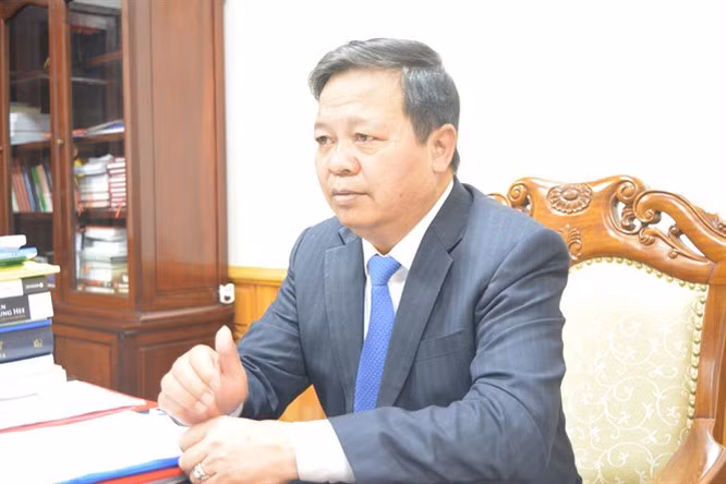 Cụ thể, không họp bàn, không báo cáo, xin ý kiến Ban Thường vụ Tỉnh uỷ, Thường trực Tỉnh ủy cho chủ trương nhiều dự án thăm dò, khai thác, chế biến khoáng sản, khai thác đá làm vật liệu xây dựng; thiếu trách nhiệm, buông lỏng lãnh đạo, chỉ đạo để UBND tỉnh và một số cơ quan có nhiều vi phạm, khuyết điểm trong công tác quản lý nhà nước về tài nguyên, khoáng sản, đầu tư, cải tạo nâng cấp một số tuyến đường giao thông nông thôn, gây hậu quả nghiêm trọng; để một số cán bộ, đảng viên bị kỷ luật đảng, kỷ luật hành chính. 