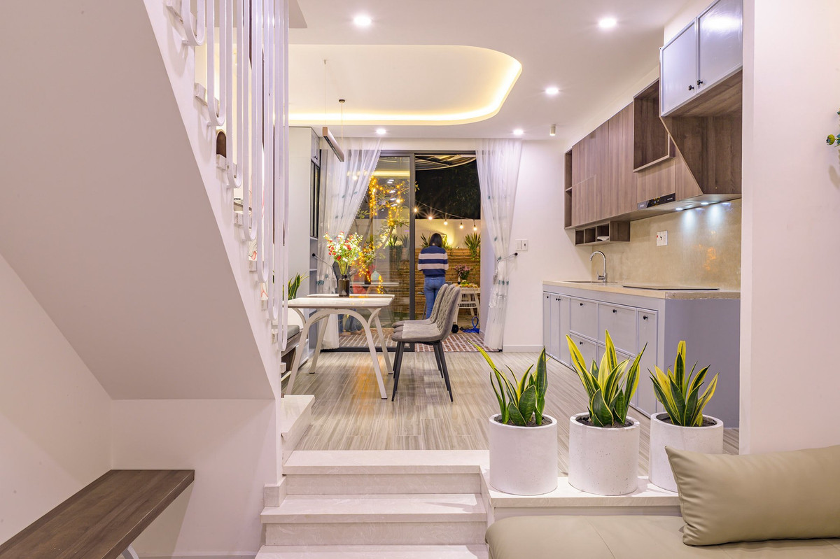 Phòng khách tuy đơn giản nhưng tạo dấu ấn với sofa mềm mại, thoải mái và không gian nhẹ nhàng.