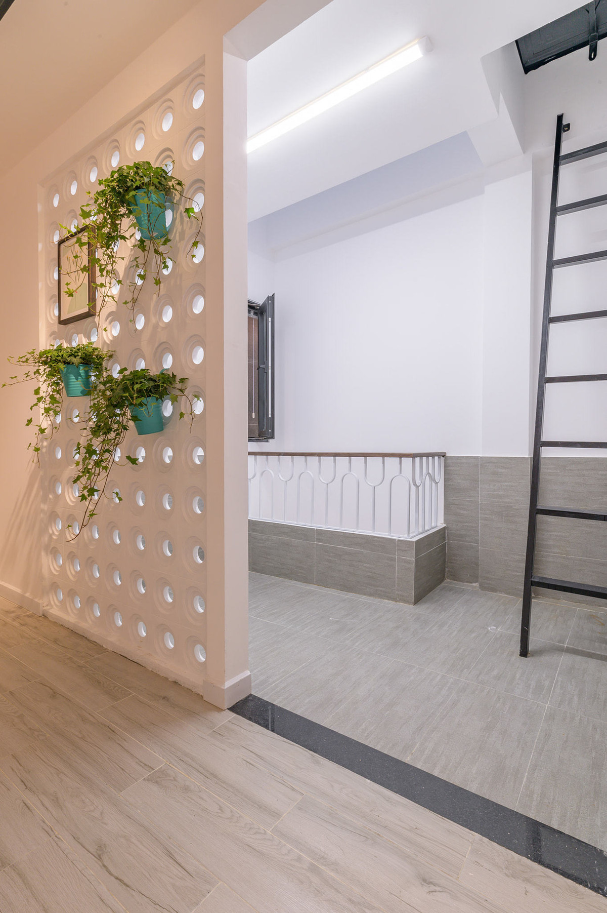 Gia chủ dùng gạch lỗ xây tường, tạo điểm nhấn cũng như thông gió cho nhà.