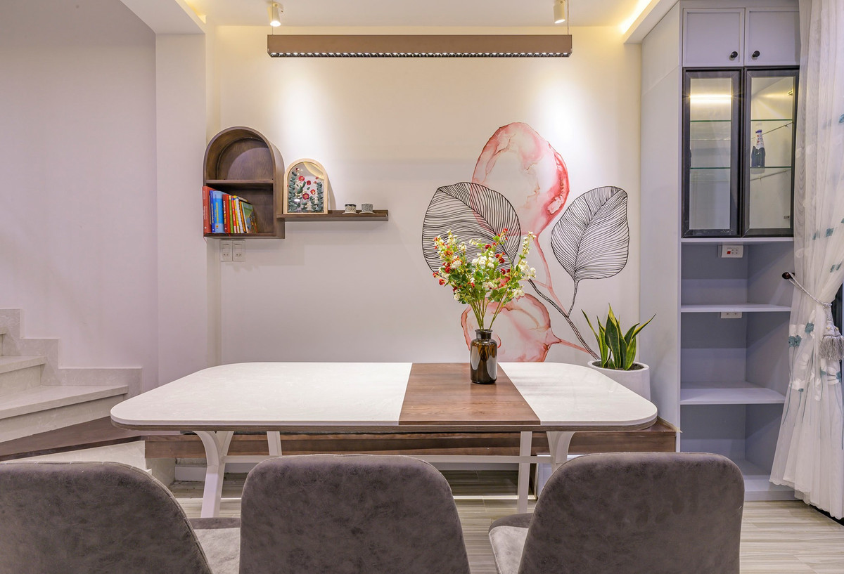 Phòng ăn giáp với khu cầu thang và cũng là nơi kết nối ra khu vườn. Gia chủ có thể thưởng thức bữa tối bình yên bên gia đình và tận hưởng cảm giác trong lành.