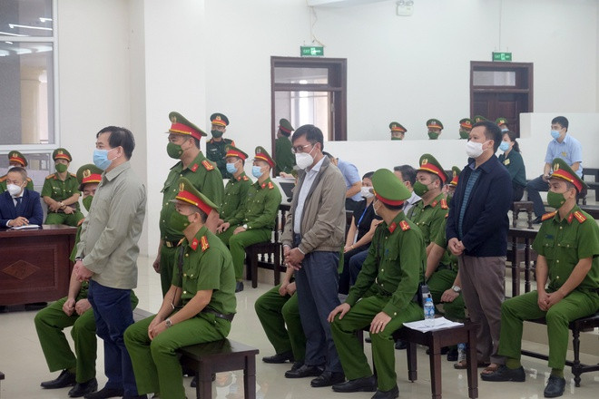  Cựu Phó tổng cục trưởng Tình báo Nguyễn Duy Linh nộp 5 tỷ nhận hối lộ: Sáng 6/11, TAND TP Hà Nội tuyên bị cáo Nguyễn Duy Linh (50 tuổi, cựu sĩ quan công an) 14 năm tù về tội Nhận hối lộ trong vụ án “Đưa và Nhận hối lộ” liên quan Phan Văn Anh Vũ. Tại tòa, bị cáo Linh thành khẩn khai báo và đã khắc phục toàn bộ số tiền chiếm đoạt.