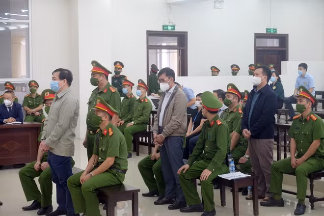  Cựu Phó tổng cục trưởng Tình báo Nguyễn Duy Linh nộp 5 tỷ nhận hối lộ: Sáng 6/11, TAND TP Hà Nội tuyên bị cáo Nguyễn Duy Linh (50 tuổi, cựu sĩ quan công an) 14 năm tù về tội Nhận hối lộ trong vụ án “Đưa và Nhận hối lộ” liên quan Phan Văn Anh Vũ. Tại tòa, bị cáo Linh thành khẩn khai báo và đã khắc phục toàn bộ số tiền chiếm đoạt.