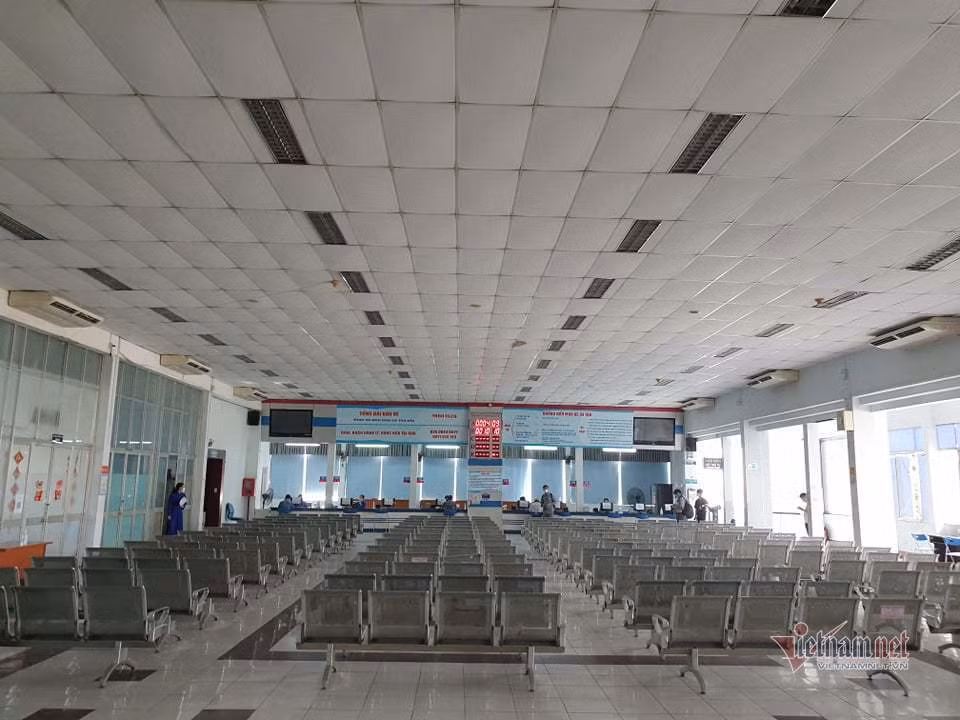 Những giờ đầu bán vé tàu Tết cho thấy hệ thống đặt chỗ trên mạng diễn ra thông thoáng. Tại ga Sài Gòn, các quầy vé khá ít khách tới mua vé tàu Tết. Nhân viên bán vé làm việc khá thảnh thơi. Trong khi đó, các dãy ghế chờ trống chỗ. Công tác phòng chống dịch tại ga Sài Gòn cũng được thực hiện nghiêm.