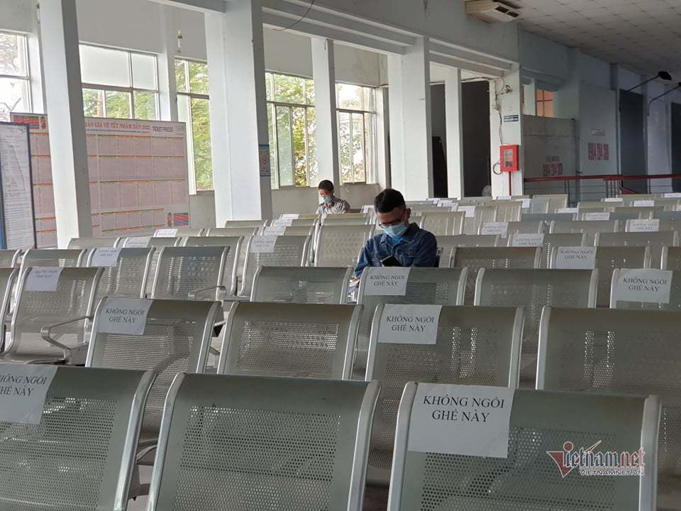 Ga Sài Gòn áp dụng phát giấy để hành khách điền thông tin nhằm hạn chế tiếp xúc lâu với nhân viên bán vé. Ghế chờ được dán giấy thông báo ngồi giãn cách