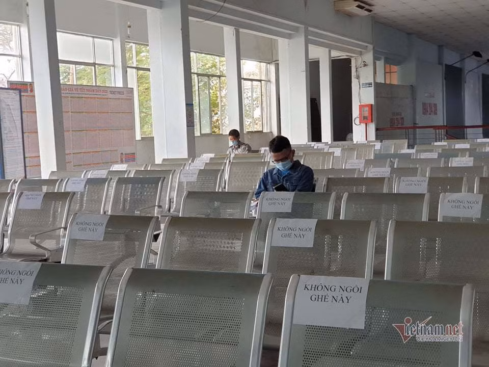 Ga Sài Gòn áp dụng phát giấy để hành khách điền thông tin nhằm hạn chế tiếp xúc lâu với nhân viên bán vé. Ghế chờ được dán giấy thông báo ngồi giãn cách