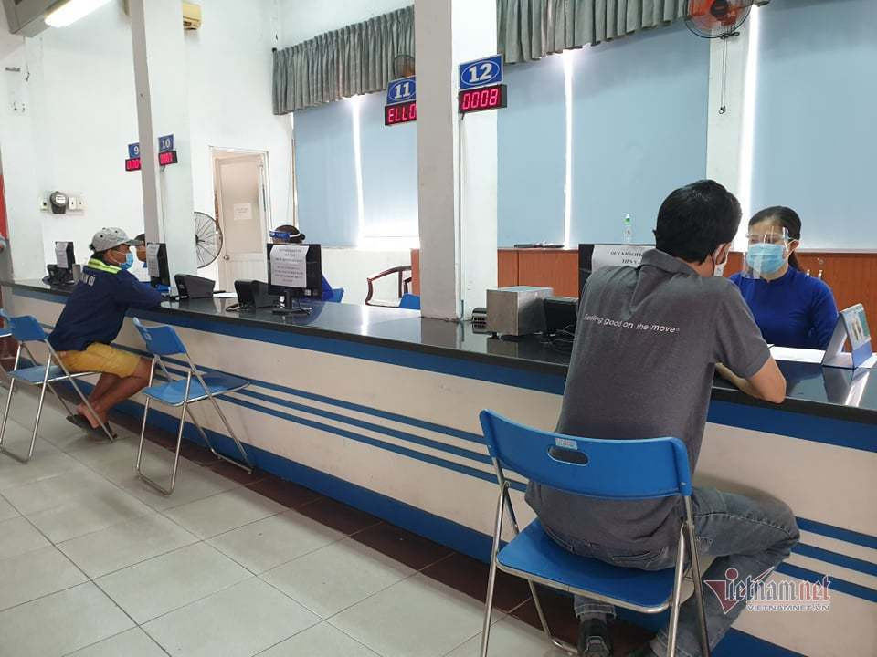 Hành khách đến mua vé Tết hết cảnh ngồi chờ chực ở các ghế chờ, ngồi bệt giữa nền nhà như mọi năm. Năm nay, họ đến trực tiếp tại quầy và làm thủ tục nhanh chóng