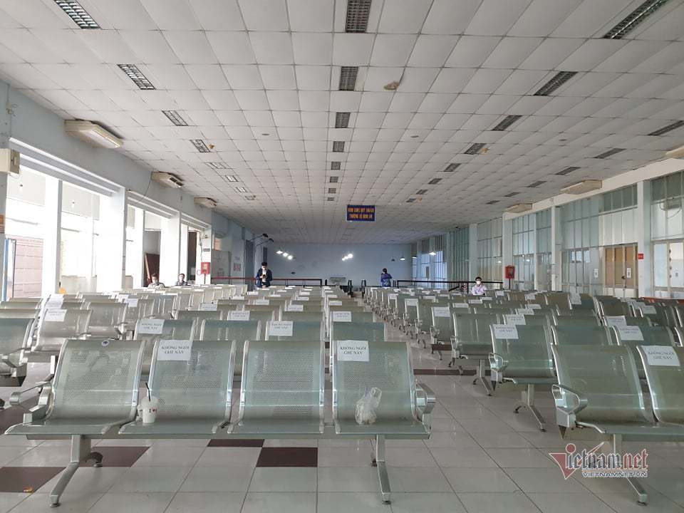 Khu vực ngồi chờ ga Sài Gòn có thời điểm không một bóng khách