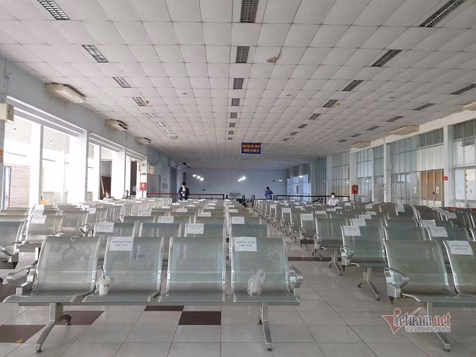 Khu vực ngồi chờ ga Sài Gòn có thời điểm không một bóng khách