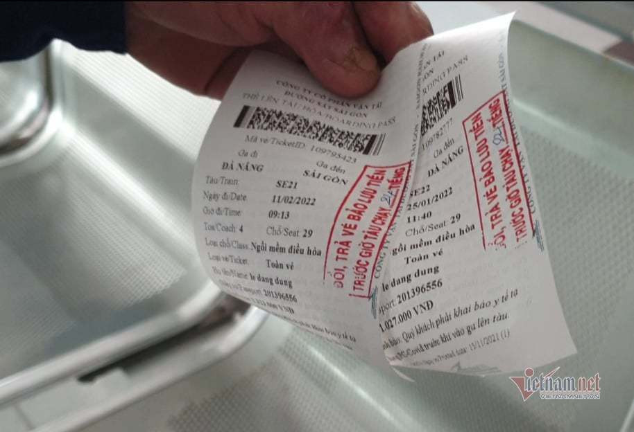 Chưa đầy 5 phút, anh Dũng đã mua xong vé