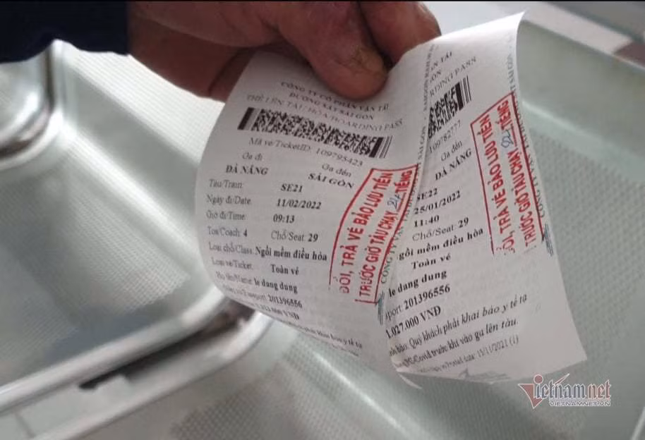 Chưa đầy 5 phút, anh Dũng đã mua xong vé