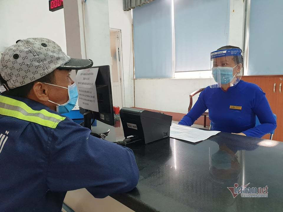 Anh Dũng cho biết mọi năm đi bằng máy bay về quê nhưng năm nay tình hình kinh tế khó khăn nên anh chọn tàu hỏa. “Năm nay, ảnh hưởng của dịch Covid-19 nên kinh tế khó khăn. Dù vậy, mình cố gắng thu xếp để được về quê đón Tết sum họp cùng người thân”- anh Dũng nói. Anh Dũng chỉ mất chưa đầy 5 phút để mua vé tàu Tết.