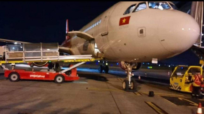 Thong tin vu hai may bay va cham, gay dau mut canh tai san bay Noi Bai-Hinh-2