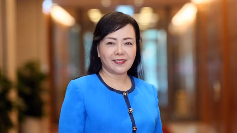 Bà Nguyễn Thị Kim Tiến trải qua nhiều vị trí như bác sĩ nội trú, cán bộ giảng dạy Bộ môn Vệ sinh dịch tễ ở Đại học Y Hà Nội, nghiên cứu viên phòng dịch tễ, viện Pasteur TP.HCM, nghiên cứu sinh tại Đại học Y dược TP.HCM, nghiên cứu sinh chuyên sâu (D.E.A), tương đương cao học tại đại học Bordeaux (Pháp); phó phòng Kế hoạch tổng hợp Viện Pasteur TP.HCM. Ủy viên hội đồng khoa học; Tiến sĩ, phó viện trưởng viện Pasteur TP.HCM; Phó Chủ nhiệm Bộ môn vi sinh cộng đồng Đại học Y dược TP.HCM; 