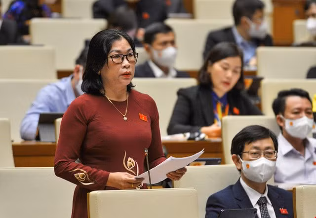  Đại biểu Bố Thị Xuân Linh (Bình Thuận): “Ngành y tế không ngại khó khăn, hiểm nguy, luôn đi đầu trong phòng, chống dịch đã tập trung mọi nguồn lực, quyết liệt để triển khai các biện pháp cấp bách phòng, chống dịch”.