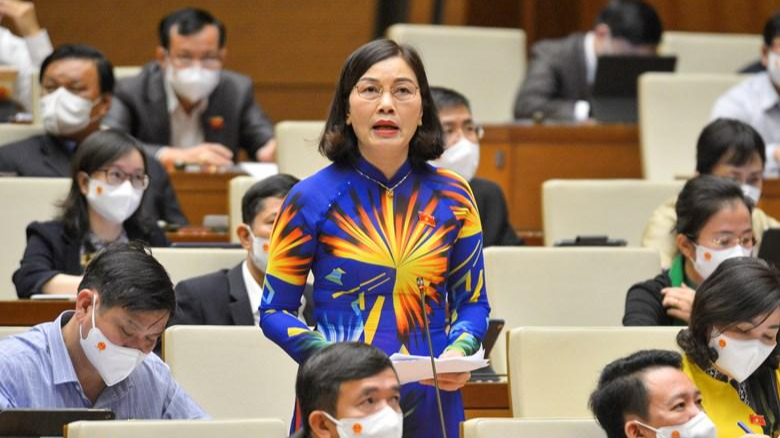  Đại biểu Nguyễn Thị Xuân (Đắk Lắk): “Chính phủ cần có chính sách khuyến khích hơn nữa về vật chất, tinh thần, khen thưởng, ghi công đối với các y bác sĩ, nhân viên y tế, những chiến sĩ áo trắng, cán bộ chiến sĩ quân đội, công an phải xa gia đình trong thời gian dài, chấp nhận hy sinh, kiên cường bám trụ, bất chấp hiểm nguy, chiến đấu quên mình vì sức khỏe, tính mạng của người dân. Có người đã vĩnh viễn ra đi”.