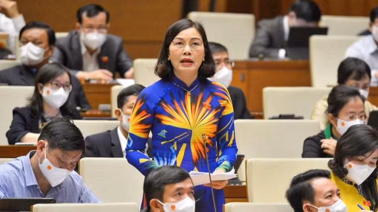  Đại biểu Nguyễn Thị Xuân (Đắk Lắk): “Chính phủ cần có chính sách khuyến khích hơn nữa về vật chất, tinh thần, khen thưởng, ghi công đối với các y bác sĩ, nhân viên y tế, những chiến sĩ áo trắng, cán bộ chiến sĩ quân đội, công an phải xa gia đình trong thời gian dài, chấp nhận hy sinh, kiên cường bám trụ, bất chấp hiểm nguy, chiến đấu quên mình vì sức khỏe, tính mạng của người dân. Có người đã vĩnh viễn ra đi”.