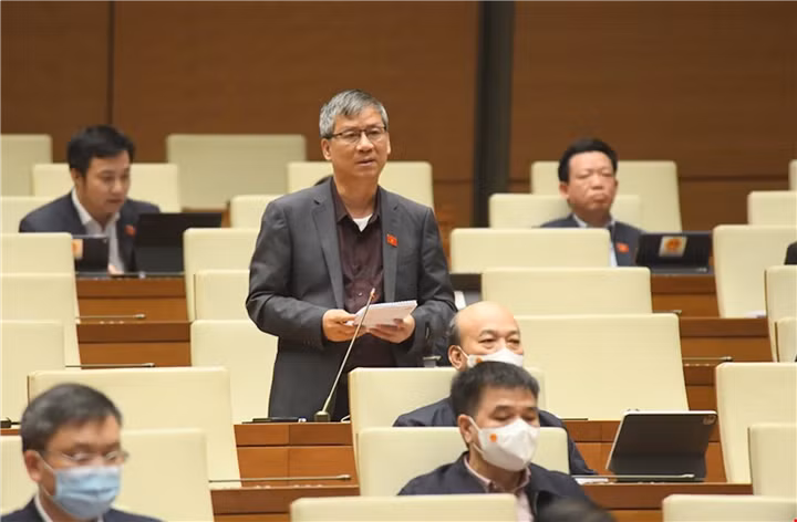  Đại biểu Nguyễn Anh Trí (Hà Nội): “Dành một ngày Quốc tang cho 22.500 người đã mất trong thời gian qua cũng là để nhắc nhở chúng ta, những người đang sống tuyệt đối không được lơ là trong phòng, chống dịch COVID-19, để chúng ta đồng lòng hơn, quyết tâm hơn trong công cuộc chống lại đại dịch cam go và ác liệt. Rất mong Chính phủ sớm lựa chọn thời điểm thích hợp để tổ chức Quốc tang cho những nạn nhân đã mất trong dịch COVID-19”.