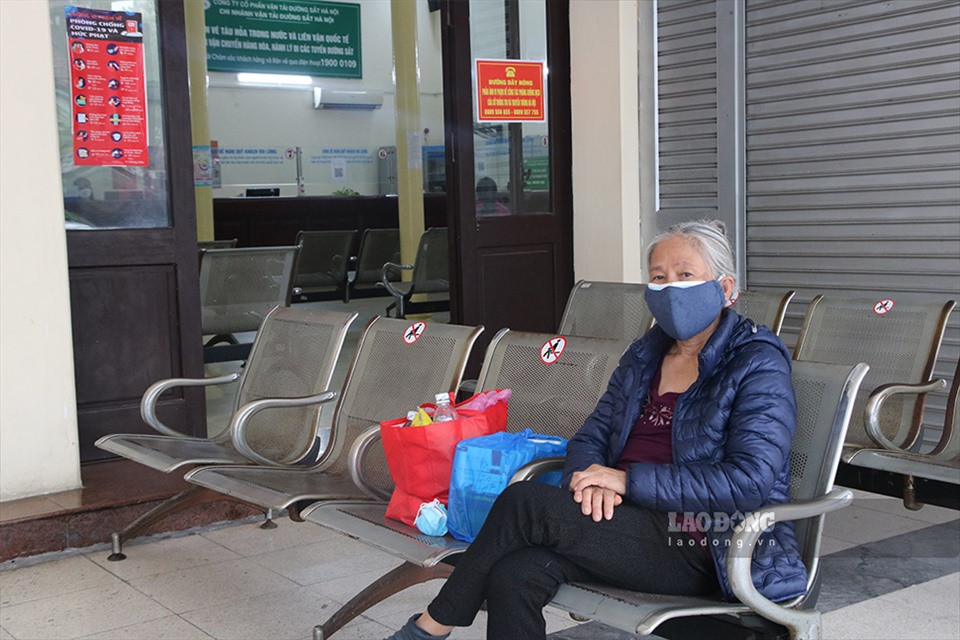 Bà Nguyễn Thị Thu (Đức Thọ, Hà Tĩnh, 74 tuổi) vừa bắt tàu từ Hà Tĩnh ra Hà Nội tối qua (31.10) để khám bệnh tại Bệnh viện Nội tiết Trung ương và đang đợi tàu từ Hà Nội để quay trở lại quê. Bà Thu cho biết, việc đi tàu hiện nay đã được nới lỏng các điều kiện hơn so với trước kia, tạo điều kiện cho việc di chuyển của người dân thuận tiện hơn. Tuy nhiên, lượng người đi tàu vẫn rất ít, trên toa tàu chỉ lác đác một vài người đi.