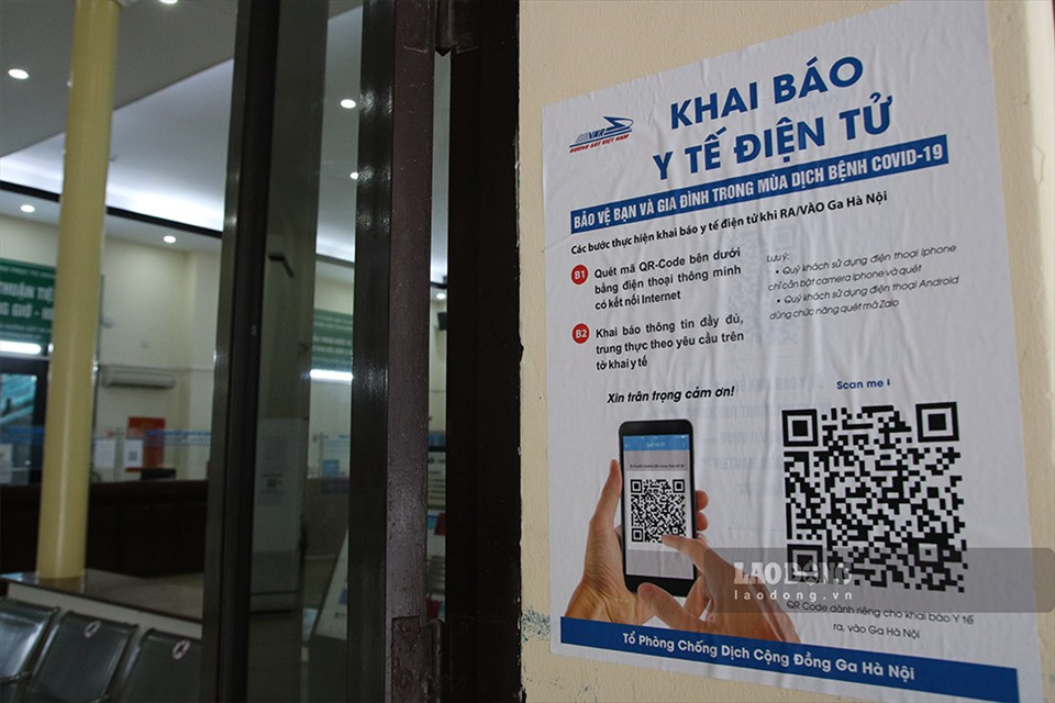 Trong trường hợp hành khách chưa khai báo hoặc không có thiết bị/gặp khó khăn khi sử dụng các thiết bị điện tử thông minh, doanh nghiệp kinh doanh vận tải đường sắt có trách nhiệm bố trí nhân lực, thiết bị để hướng dẫn, hỗ trợ người dân cài đặt ứng dụng và khai báo.