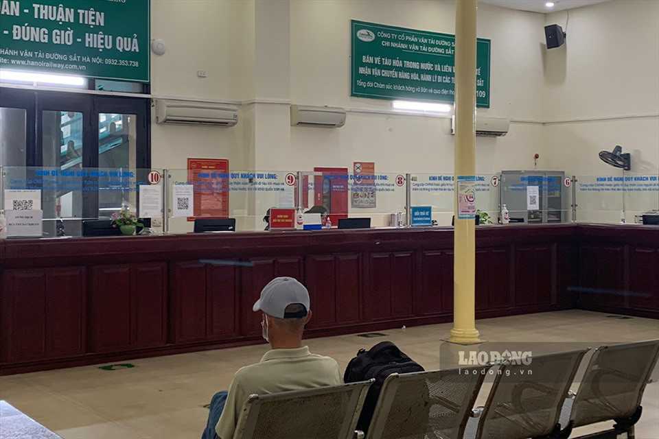 Theo ghi nhận của PV Lao Động, tại các sảnh chờ, khu vực bán vé tại Ga Hà Nội đều vắng vẻ, chỉ lác đác một vài hành khách chờ tàu. Một hành khách mua vé di chuyển từ Hà Nội tới Bình Thuận cho biết, điều kiện đi tàu đã đơn giản hơn trước nhiều, không còn cần phải giấy xét nghiệm hay xuất trình giấy tiêm vaccine. Giá vé tàu từ Hà Nội tới Bình Thuận là gần 1,4 triệu đồng.