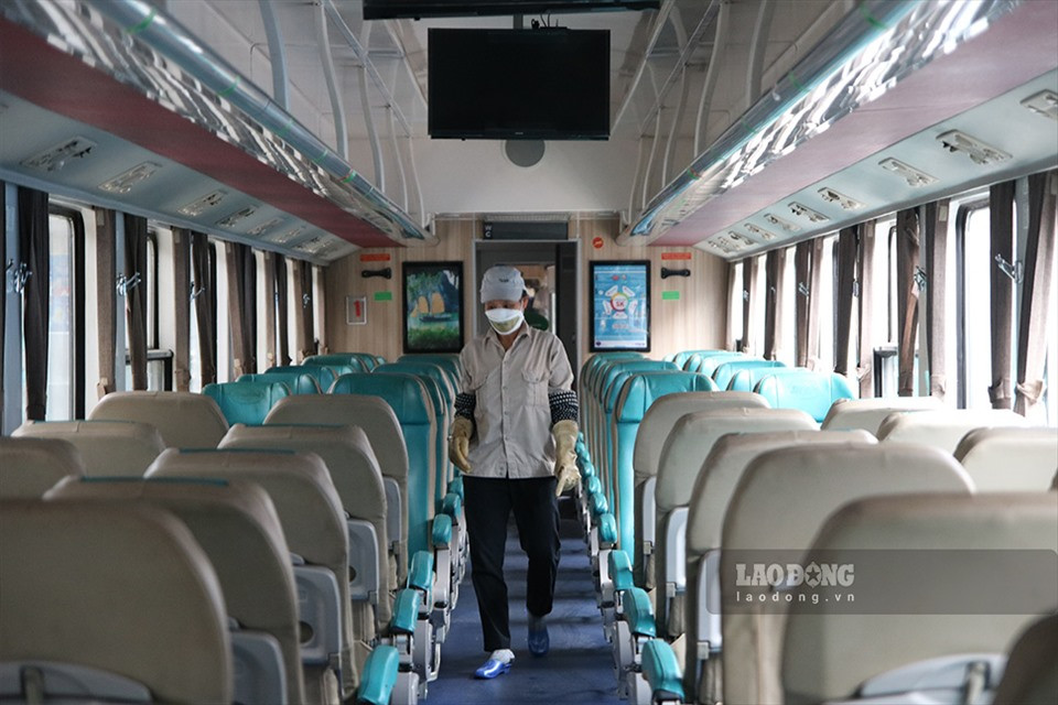 Thực hiện công tác vệ sinh trước khi tàu chạy.