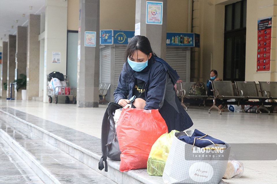 Chị Phạm Ngọc Ánh (24 tuổi) vừa đi chuyến tàu từ Hải Phòng - Hà Nội với giá vé 65 nghìn đồng. “Việc di chuyển, đi lại bằng tàu hoả đã dễ dàng hơn trước. Hành khách chỉ cần khai báo y tế qua ứng dụng PC-COVID trên điện thoại, không còn yêu cầu về xét nghiệm như trước” - chị Ánh cho biết.