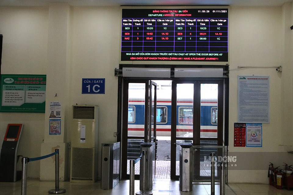 Bảng thông tin hiển thị về lịch chạy tàu trong ngày 1/11.