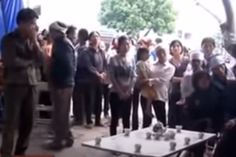 Tại cơ quan CSDT, Thưa khai, thị gặp anh Bằng trong một sới bạc và tự nguyện theo về vợ. Thời gian gần đây anh chồng thua bạc nhiều nên bắt thị phải đưa tiền hàng cho mình để trả nợ vì thế giữa hai vợ chồng thường xuyên cãi vã. Đêm 10/11, anh Bằng đòi vợ đưa 60 triệu đồng để đi đánh bài nhưng Thưa bảo tiền để trong két, không muốn mở, khiến hai vợ chồng to tiếng. Bức xúc, anh Bằng chạy tới rút thanh kiếm chĩa về phía vợ, dọa sẽ giết nếu không đưa tiền. Lợi dụng lúc chồng không để ý, Thưa đá vào hạ bộ chồng, khiến anh đau đớn, đánh rơi thanh kiếm.